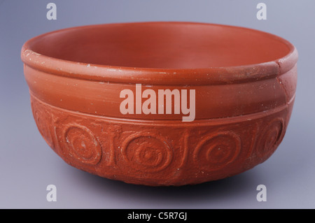 Vaso in ceramica ' terra sigillata ispanica' con decorazione geometrica a cerchi concentrici. Periodo romano in Complutum . Spagna Foto Stock