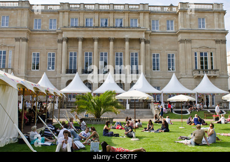 Persone su prati Lancaster House Garden. Open day per avviare iniziativa così possiamo portare più sostenibile di energia efficiente vive. Foto Stock