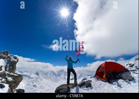 Alpinista celebra sventolare le stelle e strisce. Foto Stock