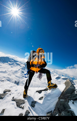 Un alpinista la scalata verso la cima. Foto Stock