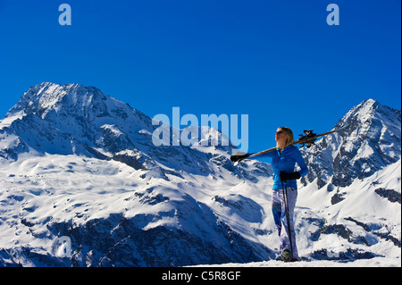 Una donna prende nella splendida montagna innevata vista. Foto Stock