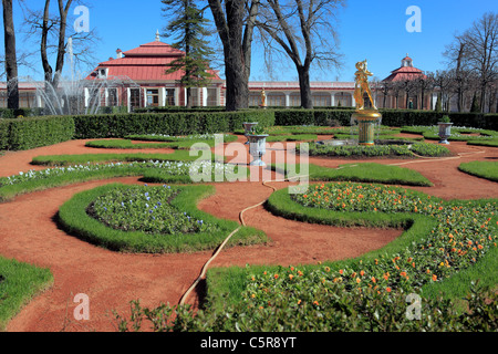 Parco inferiore. Palazzo Monplaisir (1714-1723), Peterhof, nei pressi di San Pietroburgo, Russia Foto Stock