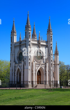 Alessandria park. Cappella gotica (1831-1834), Progetto di Karl Friedrich Schinkel, Peterhof, nei pressi di San Pietroburgo, Russia Foto Stock