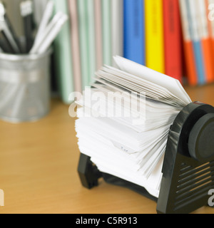 Business card file su una scrivania Foto Stock