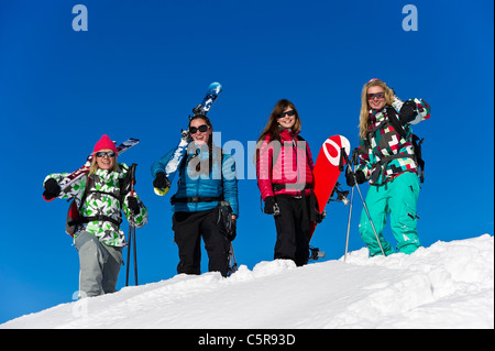 Le ragazze divertirsi su un inverno vacanza sportiva. Foto Stock