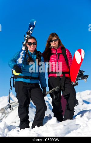 Uno sciatore e snowboarder avendo divertimento. Foto Stock