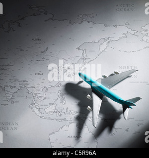 Un aeroplano figurina su una mappa Foto Stock