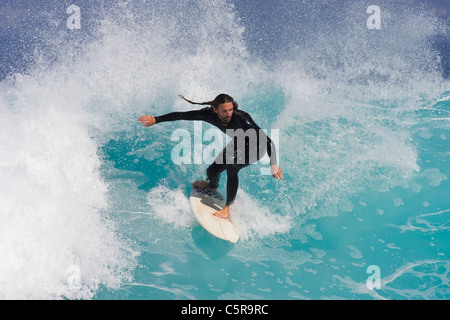 Surfer equitazione equilibrata Belle blue wave. Foto Stock
