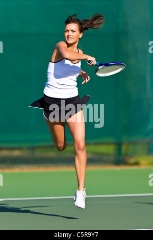 Giocatore di tennis offre potenti funzionalità di ritorno. Foto Stock