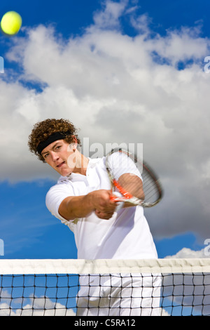 Un giocatore di tennis ritorna al netto. Foto Stock