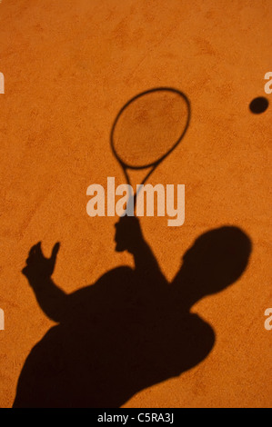 Un tennis giocatori silhouette giocare la palla. Foto Stock