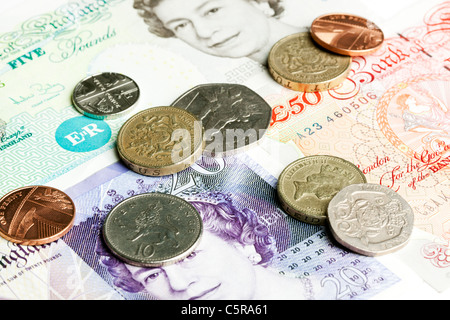 Valuta britannica delle monete e delle fatture Foto Stock