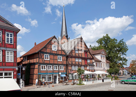 Tipiche case a graticcio e Johannis Chiesa, Dannenberg, Bassa Sassonia, Germania Foto Stock