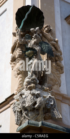 Praga - barocco angelo statua dalla facciata della casa Foto Stock