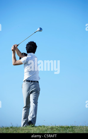 Un uomo giocando a golf Foto Stock