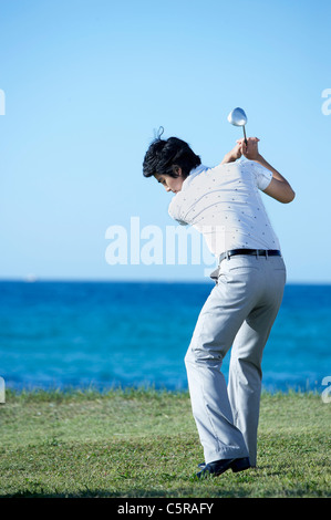 Un uomo giocando a golf Foto Stock