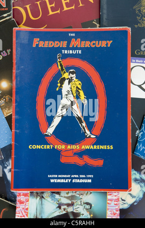 Freddie Mercury Concerto Tributo per la presa di coscienza sull AIDS Programma di concerto su sfondo di Regina memorablia. Foto Stock