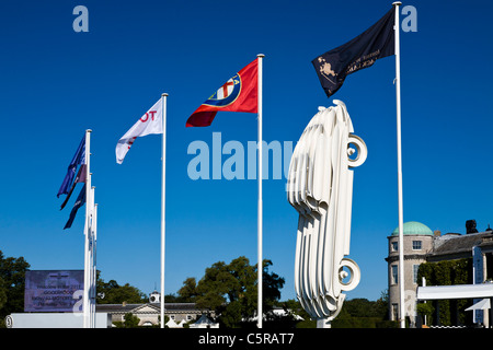 Il Gerry Giuda progettato la scultura al 2011 Goodwood Festival of Speed, celebrando il cinquantesimo anniversario della Jaguar E-Type. Foto Stock