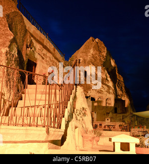 Gradini e corrimano di una grotta house di Goreme, formato quadrato, scena notturna, dettagli architettonici di una scala esterna Foto Stock