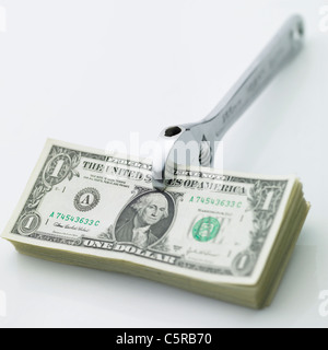 Una chiave tenendo dollari Foto Stock