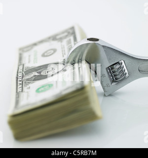Una chiave tenendo dollari Foto Stock