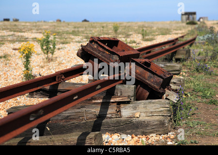 Rotaie abbandonate sulla spiaggia di Dungeness Kent England Regno Unito Foto Stock