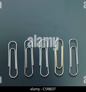 Fermagli per carta in una riga Foto Stock