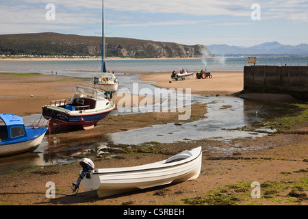 Spiaggiata barche ormeggiate nel porto di bocca di Afon Soch estuario del fiume con la bassa marea. Abersoch Lleyn Peninsula North Wales UK Foto Stock