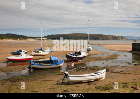 Spiaggiata barche ormeggiate nel porto di bocca di Afon Soch estuario del fiume con la bassa marea. Abersoch Lleyn Peninsula North Wales UK Foto Stock