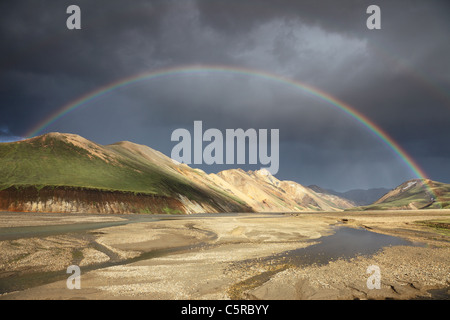 Rainbow su Barmur riolite montagne e il fiume Jokulgilskvisl a Landmannalaugar nell'Area Fjallabak di Islanda Foto Stock