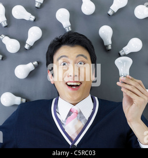 Un uomo di lampadine Foto Stock