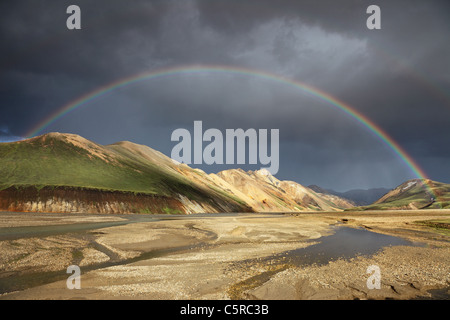 Rainbow su Barmur riolite montagne e il fiume Jokulgilskvisl a Landmannalaugar nell'Area Fjallabak di Islanda Foto Stock