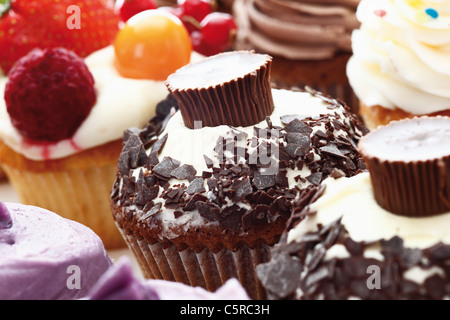 Close up cupcake crema di burro al cioccolato sbriciolate il cioccolato e caramelle Foto Stock