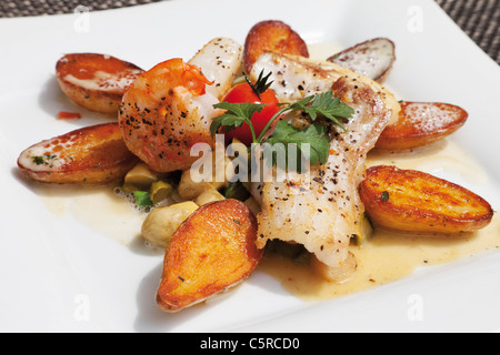 Close up misto di pesce arrosto con patate fritte e verdure miste Foto Stock