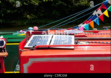 Un portatile pannello solare utilizzato su di una chiatta di canal boat. Foto Stock