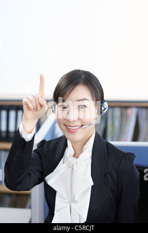 Un business donna rivolta verso l'alto Foto Stock