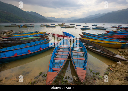 Barche in legno sul lago Phewa (Fewa) Tal, Pokhara, Nepal, Asia Foto Stock