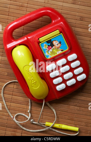 Telefono giocattolo in plastica, telefono per bambini Red Mattel Disney  Topolino isolato su sfondo bianco - Regno Unito Foto stock - Alamy