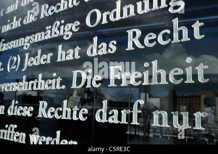 L'Europa, Germania, Berlino, Close up della costituzione tedesca scritto il vetro nella parte anteriore del Bundestag Foto Stock