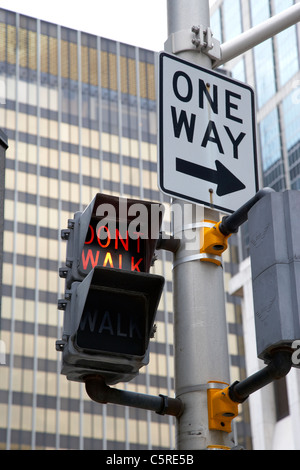 Dont a piedi e un modo segni in downtown urban Nashville Tennessee USA Foto Stock