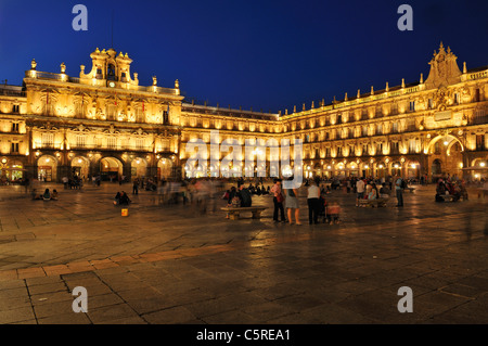 Europa Spagna Castiglia e Leon, Salamanca, vista di Plaza Mayor con piazza della città di notte Foto Stock