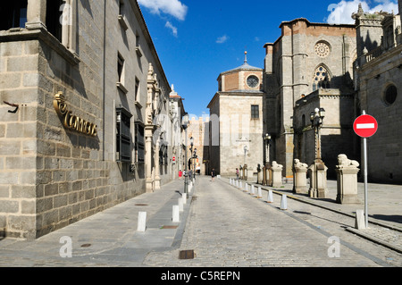 Europa Spagna Castiglia e Leon, Avila, Puerta de los Leales, vista di strada con non inserire segno Foto Stock