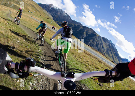 L'Italia, Livigno, vista di donna e uomo equitazione mountain bike downhill Foto Stock