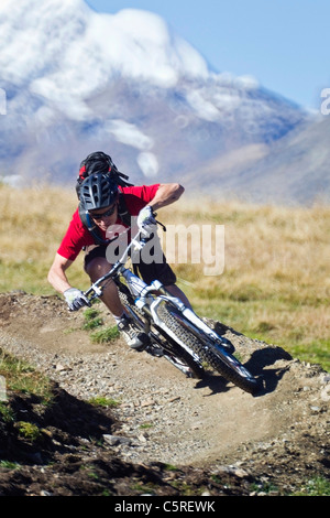 L'Italia, Livigno, vista dell'uomo equitazione mountain bike downhill Foto Stock