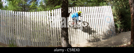 L'Italia, Livigno, vista della parete uomo equitazione mountain bike a bikepark Foto Stock