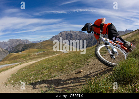 L'Italia, Livigno, vista l'uomo libero equitazione mountain bike downhill Foto Stock