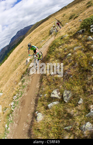 L'Italia, Livigno, vista di donna e uomo equitazione mountain bike downhill Foto Stock