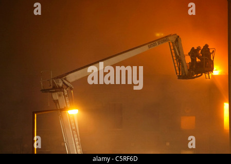 Vigili del fuoco combattono la fiammata che ha causato ingenti danni alla Cittã Vecchia di Edimburgo, compreso il palloncino dorato Festival Luogo, 2002 Foto Stock