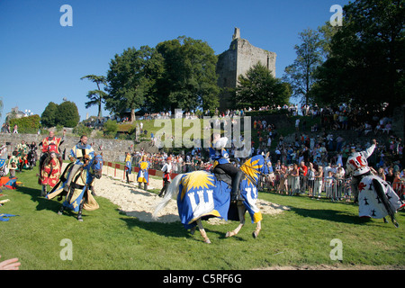 Cavalieri a prepararsi per il torneo cavalleresco. Festa medievale in Domfront (Orne, in Normandia, Francia). Azienda Atchaka. Foto Stock