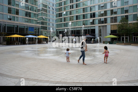 Il mozzo, Milton Keynes, un moderno sviluppo di uffici, appartamenti e ristoranti; una famiglia godendo la fontana in primo piano Foto Stock